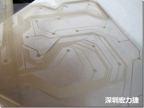 下面第二個圖則是另一片也有著按鍵線路的PTF，當上、下兩面PTF的按鍵結點互相接觸后就可以計算出是哪個按鍵被按下了?？墒钱敯存I沒有按下時，上下兩片PTF的線路則是分開的，所以上圖那片PTF的線路上面其實還另外覆蓋了另一層透明的PET作為絕緣層，只露出了需要在鍵盤按下時才會碰觸的接觸點，因為這些材質使用的都是Polymer，所以才撐這樣的技術為Polydome(聚合簧片)。